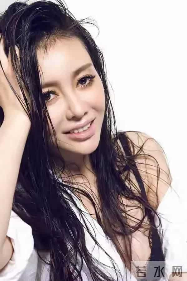 “性感女神”巩新亮