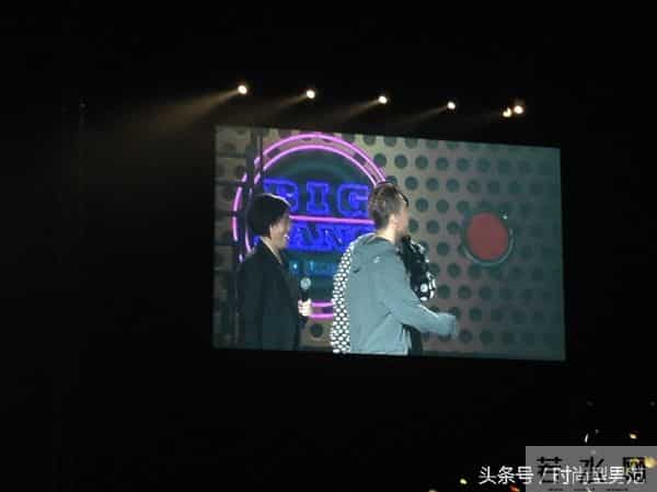 超惊险!BIGBANG大声开唱玩掉麦克风 胜利偷婊T.O.P
