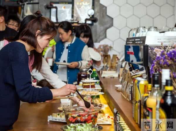 被全民恶搞的“网络小胖”现状:娶了美女经纪人,女儿都6岁了