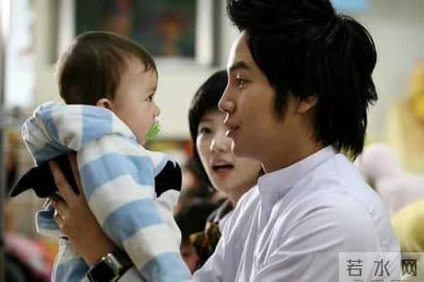 还记得《天才宝贝》的小主角吗？长大后兄弟三人长相太逆天了!