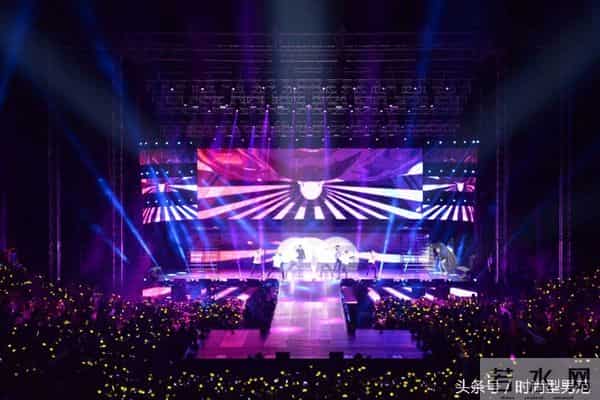 超惊险!BIGBANG大声开唱玩掉麦克风 胜利偷婊T.O.P