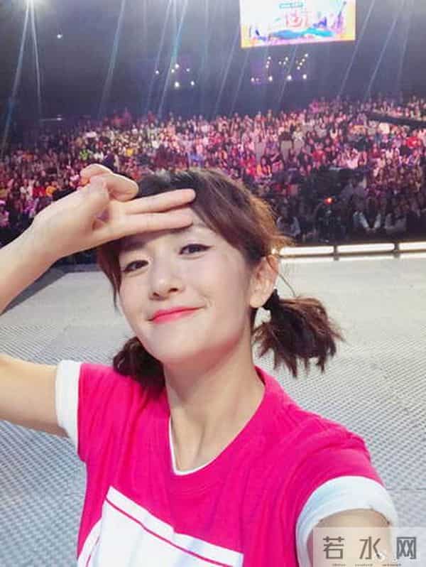 谢娜晒舞台自拍照 高举“V”字手势心情好