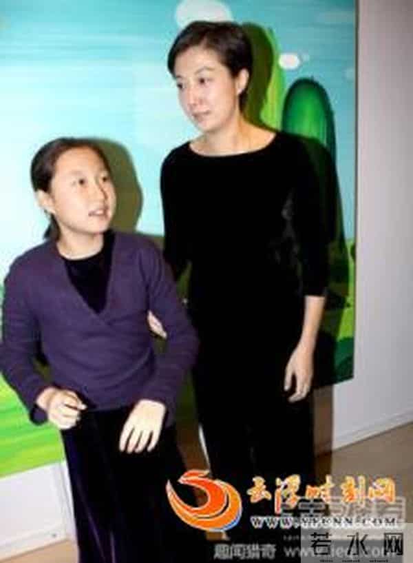 成龙父子竟因这个女人反目成仇