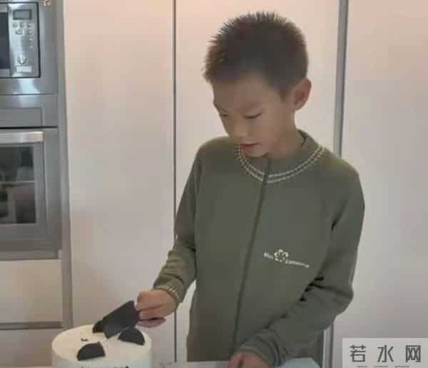 林丹和妈妈在西班牙的独栋别墅里为儿子庆生，与谢杏芳同框显瘦小