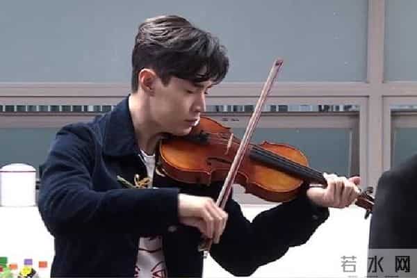 自己剪头睡公司的明星，只有他了-光棍偶像明星的《我独自生活》