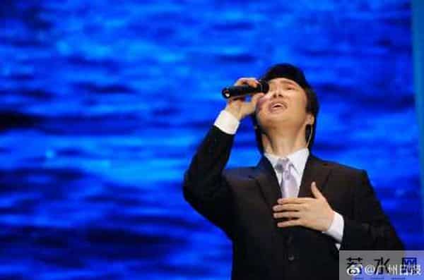 为了给费玉清送礼物,58岁“迷妹”欲从几米高的看台跳下