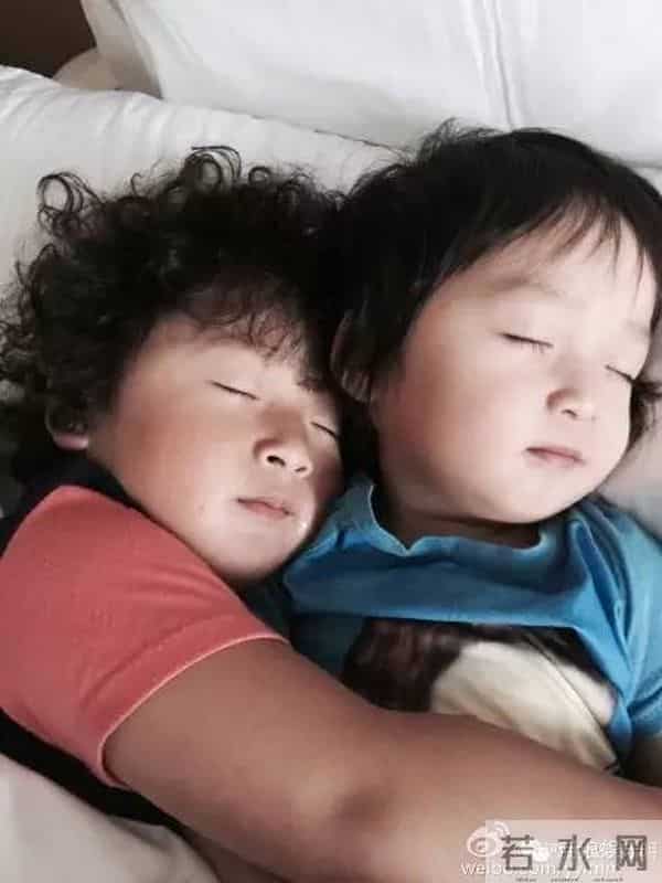 天天哄妹妹好苏,千玺搂弟弟暖炸...小小年纪的他们都成了别人家的哥哥