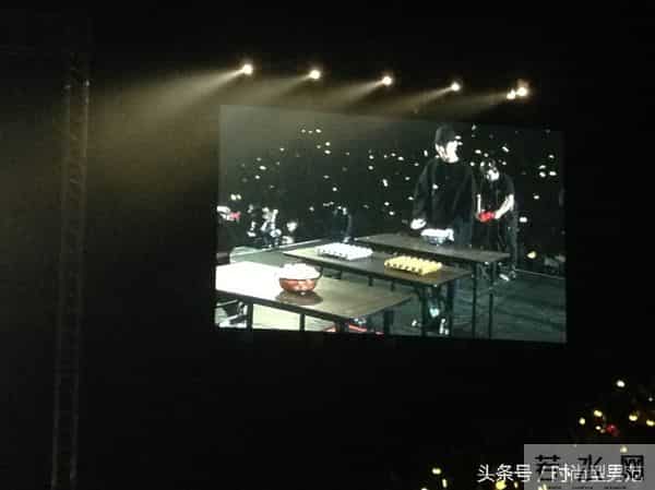 超惊险!BIGBANG大声开唱玩掉麦克风 胜利偷婊T.O.P