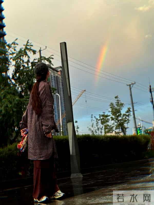 郭碧婷在家自拍曝光内景！面积小装修简单显拥挤，41岁长不少白发