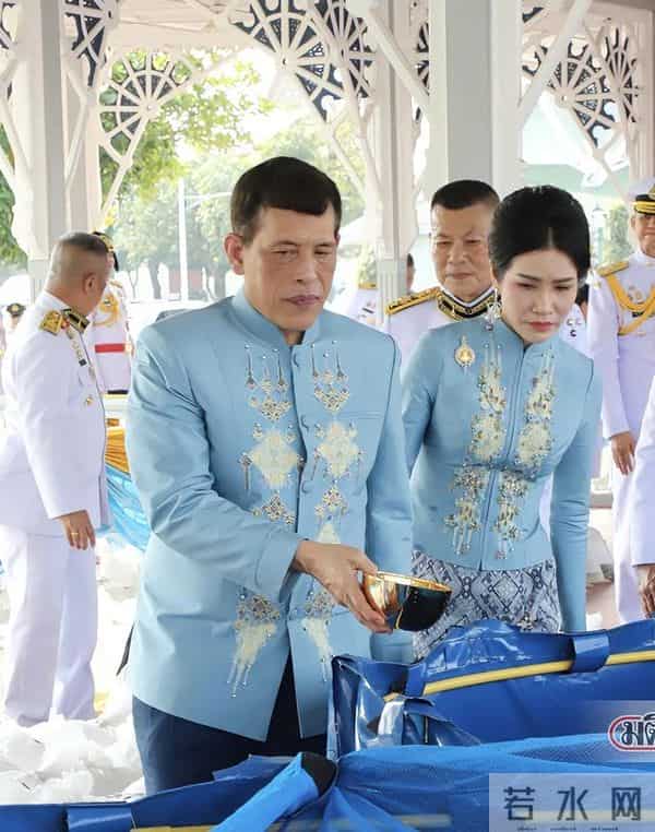 苏后穿衣从土变洋的转变,是这位高人的功劳,礼服穿完还有大用场