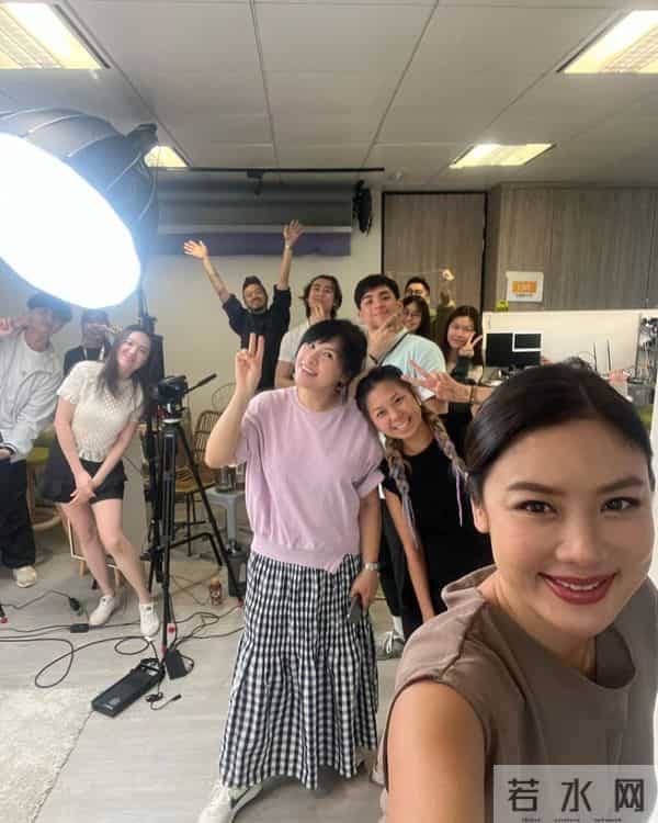 43岁乐基儿离婚后状态回春！酒店开工陷入走光边缘，大秀美腿香肩