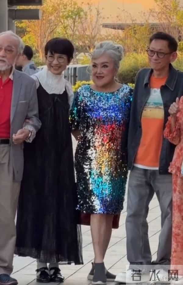 老戏骨同框合影，75岁邵音音整容脸太抢镜，遭嘲多年依然自信大方