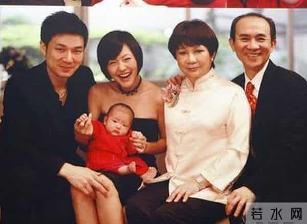 伊能静晒儿女合照 称作为母亲有爱的能力