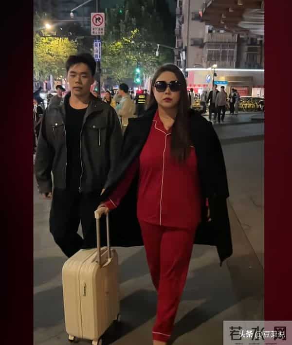 博主模仿李湘冲上热搜,李湘发文晒瘦身照回击,看来她也坐不住了