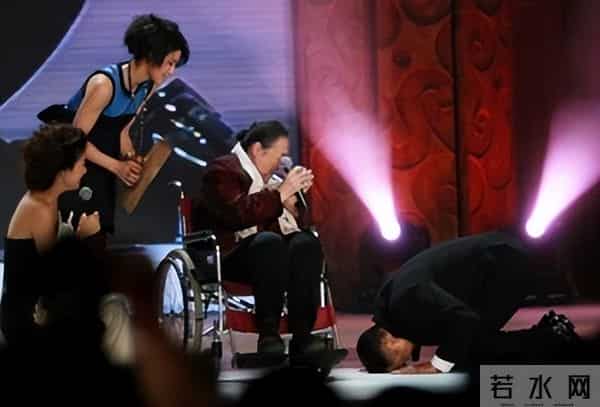 钦佩,周润发一生中四次下跪,每一次都跪得有理有据