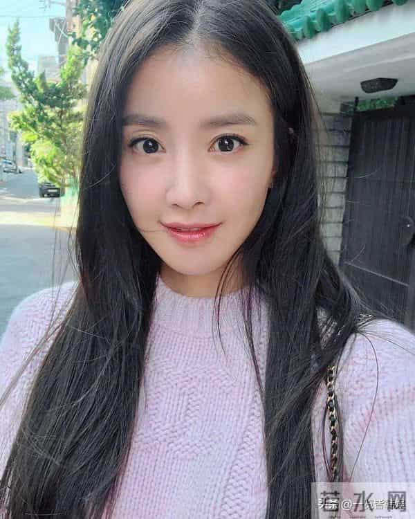 李诗英开2亿豪车露营引热议 体脂率不足8%瘦脱相 嫁大9岁圈外丈夫