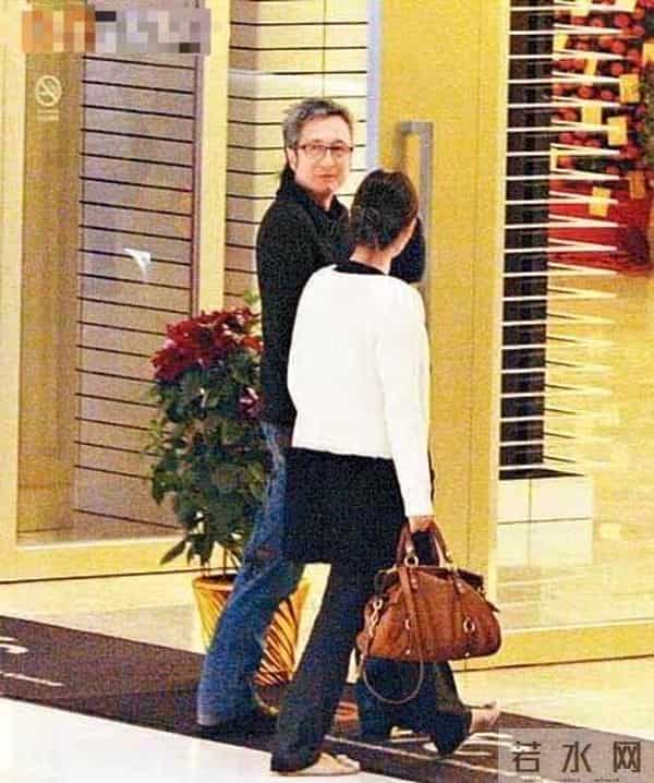 香港一慈善晚宴众星云集！何超琼与同性密友同台，叶童夫妇罕合体