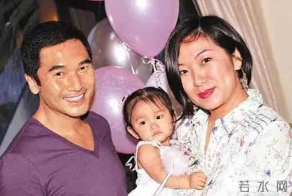 “最丑港姐冠军”莫可欣：成龙力推邵逸夫嫌弃，为方中信避孕12年