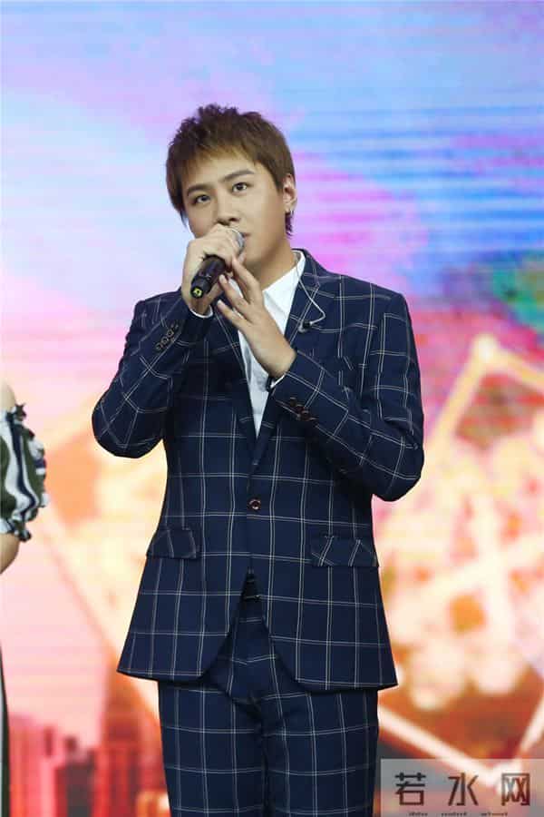 华少朱丹同台“相爱相杀”《嗨！蓝朋友》重燃“记歌词”战火