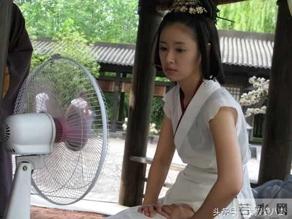 难怪电视里只有上半身,镜头下移后,是不能看的尴尬全景