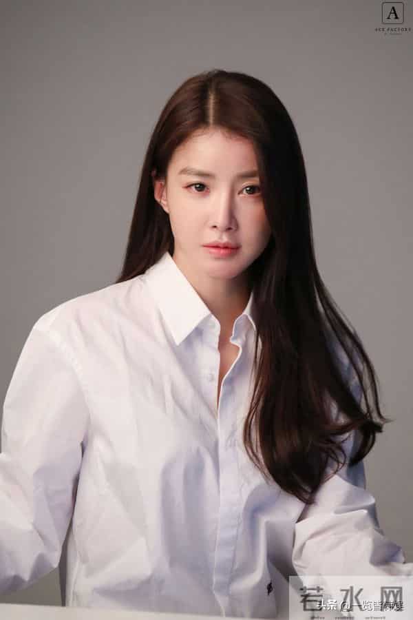 李诗英开2亿豪车露营引热议 体脂率不足8%瘦脱相 嫁大9岁圈外丈夫