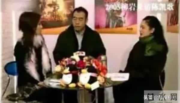 柳岩和男友在睡懒觉,突然门被打开,男友妈妈要教柳岩做辣椒炒肉