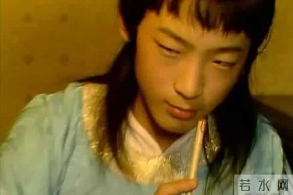 他因为长得丑，饰演了87版《红楼梦》的贾环，今成斯文儒雅萌大叔