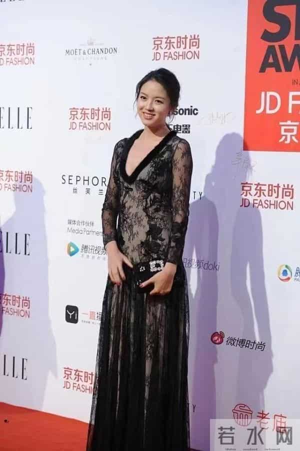 张梓琳不愧是世界小姐，穿黑色蕾丝裙优雅大方，模特身材令人羡慕