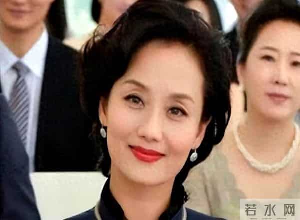 初代国模李颖近况：脸垮肉松长满头白发，穿深V被嘲“为老不尊”