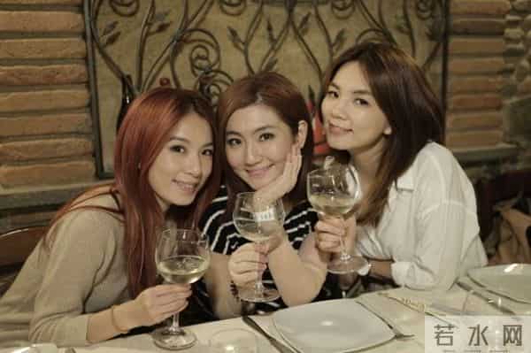 “娱圈勇士”Ella：暧昧吴尊被否认，闪婚软饭男，公开分娩全过程