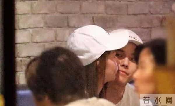 宅男女神郭书瑶被曝新恋情！深夜与神秘男吃火锅，牵手回家不避嫌