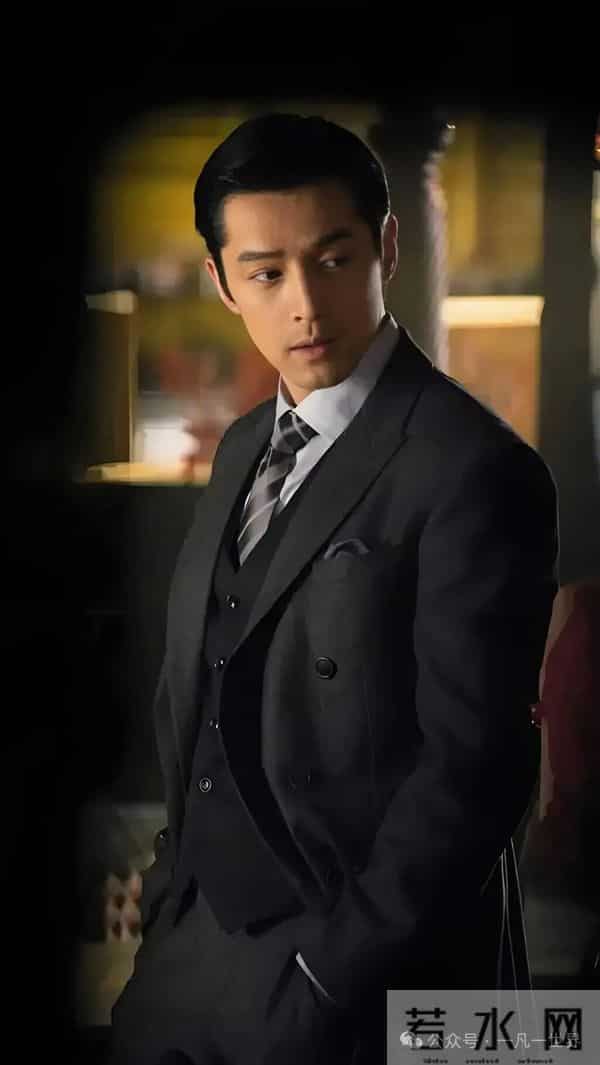 无需滤镜，也不见伤疤，43岁的胡歌依然是无数影迷心中的白衣少年