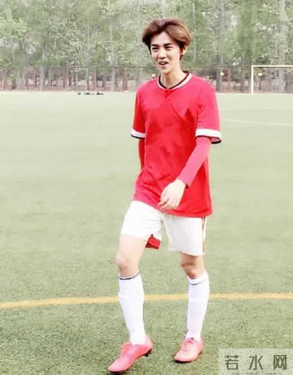 鹿晗生日快乐！他外表柔弱但他却是体育全能王：足篮球跨栏神勇