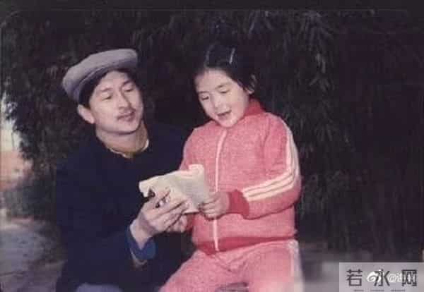 谢娜童年拿着书与父亲合照 被何炅调侃"摆拍高手"