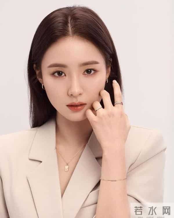 出道获顶级资源仍不火，被称为票房毒药，后因为贫困家庭捐款圈粉