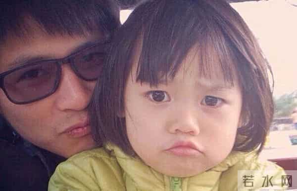 韩寒老婆女儿罕见露面，穿长裙配短发气质好，9岁小野眼睛真像爸