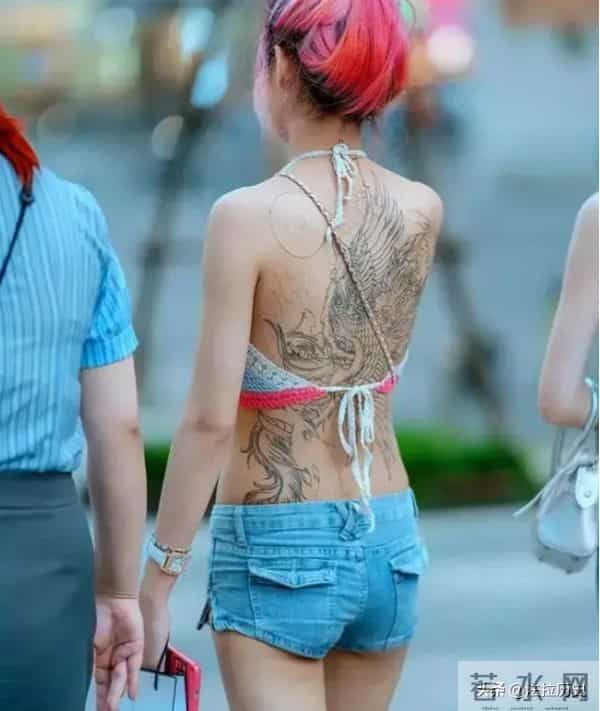 “露奶装”，“开裆裤”，大街上的牛鬼蛇神，演绎现实的罗刹海市