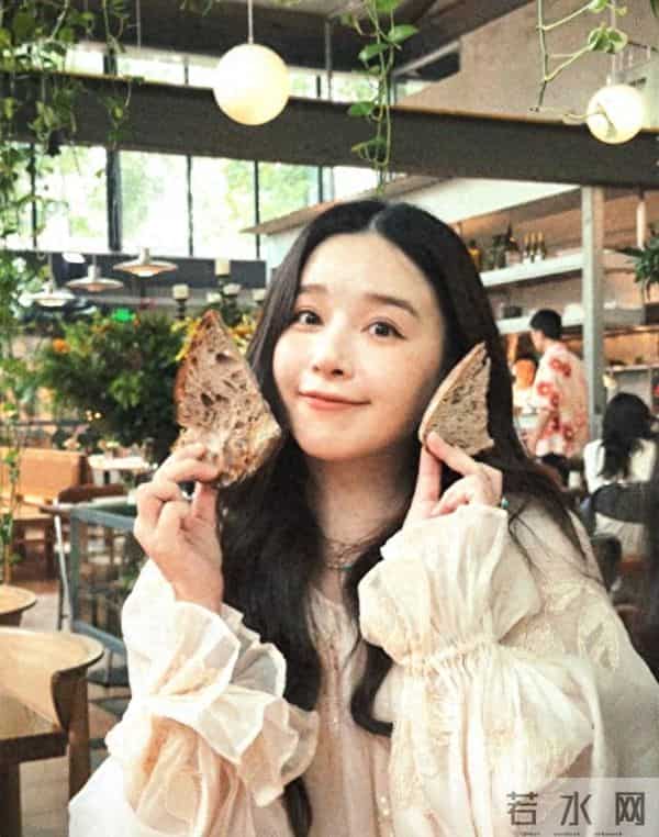 37岁阚清子临盆在即!穿孕妇装状态轻松,老公贴心开车门陪伴产检