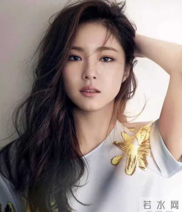 出道获顶级资源仍不火，被称为票房毒药，后因为贫困家庭捐款圈粉