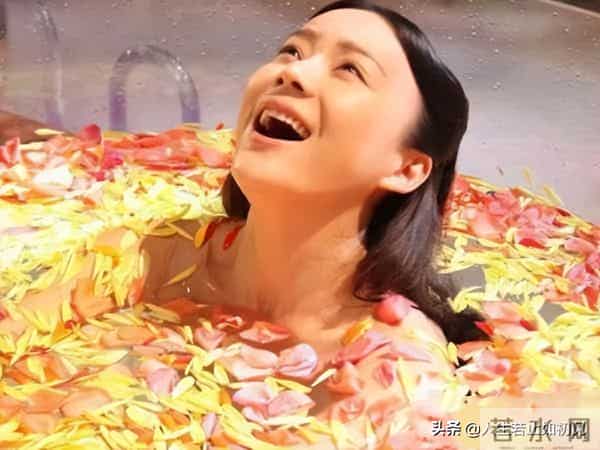 难怪电视里只有上半身,镜头下移后,是不能看的尴尬全景