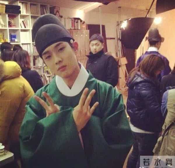 屋塔房王世子播出10年，朴有天从天堂坠落，他却打了漂亮的翻身仗