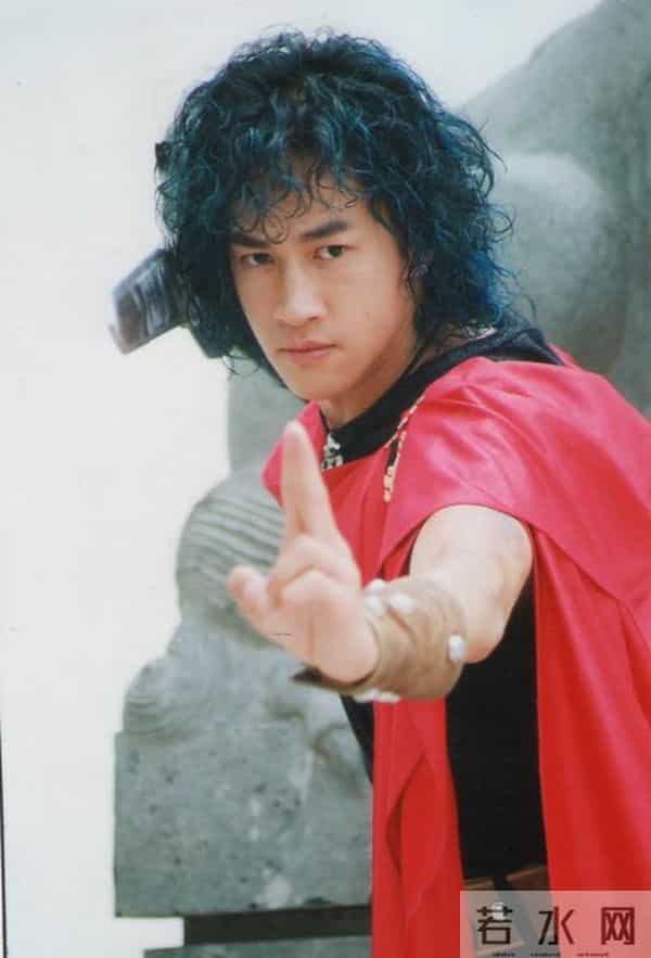 何润东：三次表白孙俪被拒，41岁娶柜姐为妻，恩爱多年无子也幸福