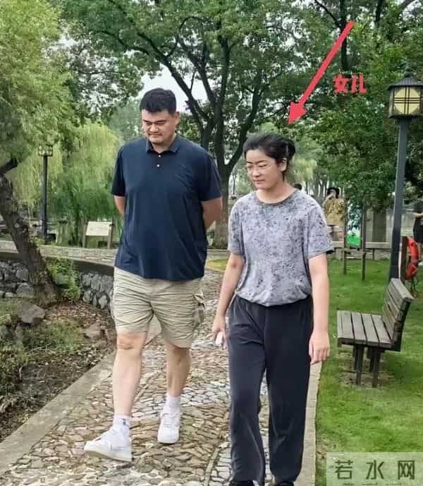 姚明一家游苏州太湖,15岁女儿打扮太老气,岳母出镜瘦又高超170