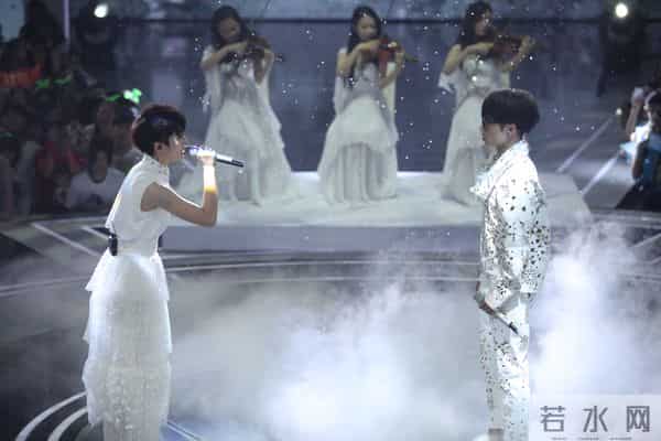 她因绵羊音在争议声中出道，称从不看现在的选秀，更不在意骂声