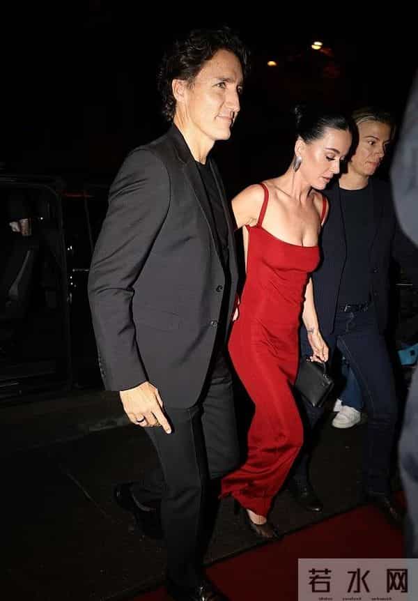 水果姐穿吊带红裙满脸堆笑,牵手大13岁加拿大前总理,满面春风