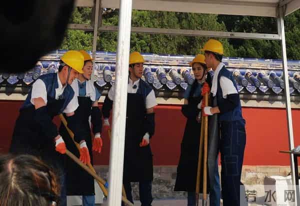 杨幂冯绍峰合体录综艺 两人戴安全帽合作笑容不断