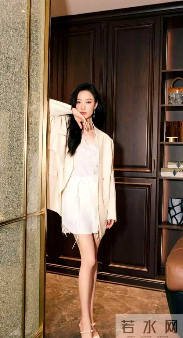 倪妮各种礼服裙子，深V，抹胸，大长腿，丝袜等等，凸显完美身材