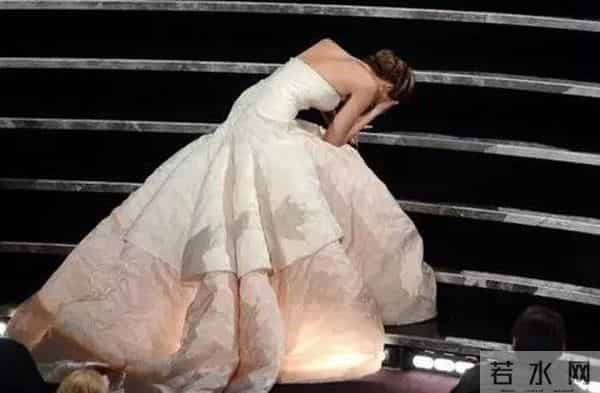 梁咏琪颁奖礼摔倒,而女星摔倒也不止她一个