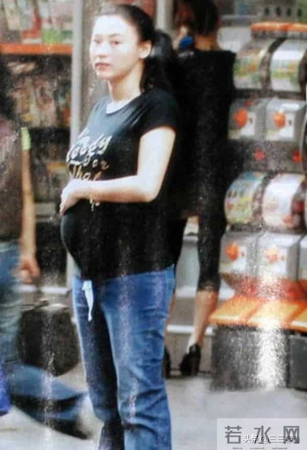 2010年，张柏芝挺着大孕肚，四肢纤细胖到180斤，依旧美的不像话