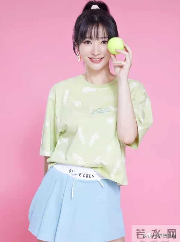 柳岩和男友在睡懒觉,突然门被打开,男友妈妈要教柳岩做辣椒炒肉